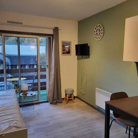 Joli Vue Sur Les Montagnes Avec Balcon Cauterets